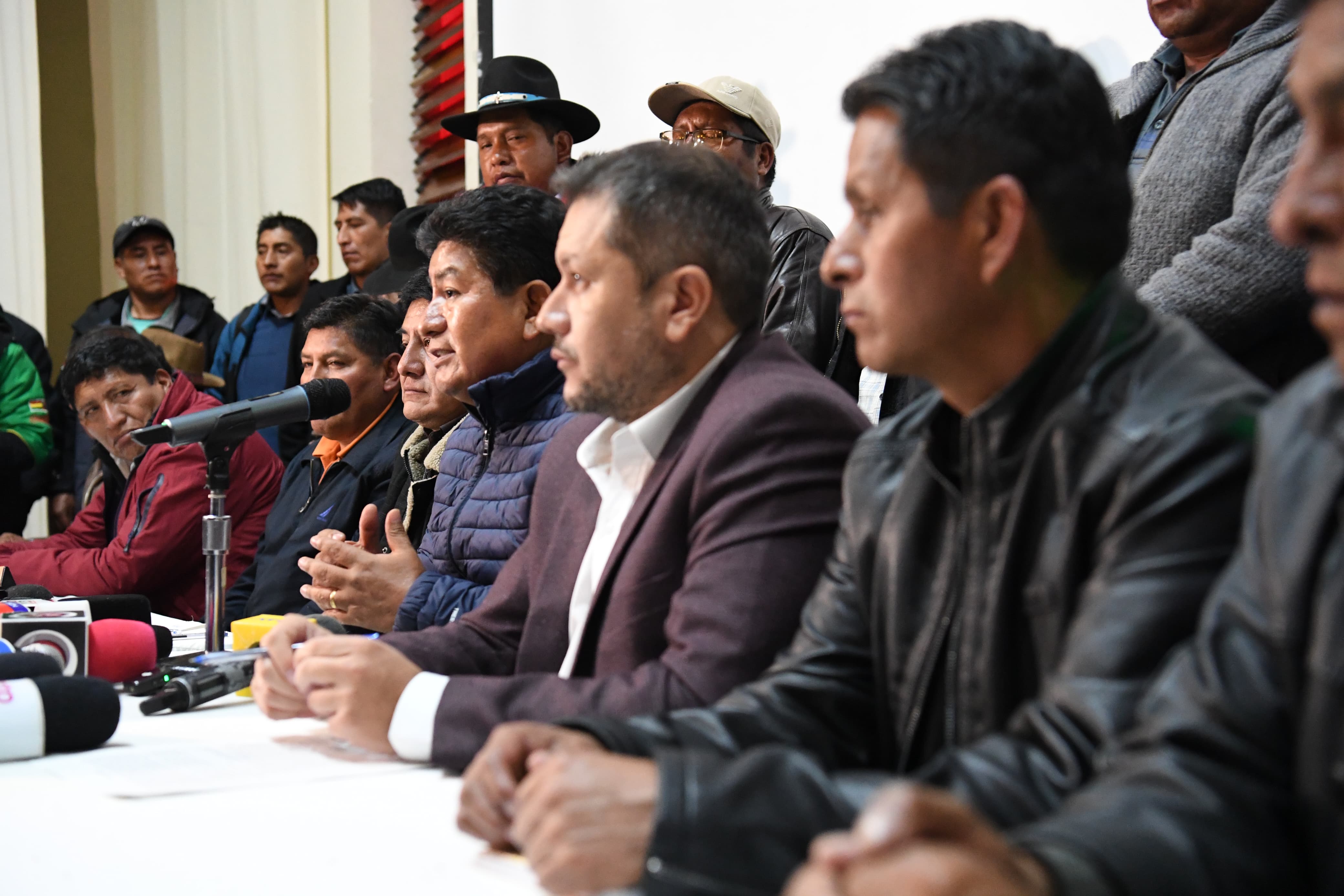 Gobierno garantiza combustibles y llega a acuerdo con transporte pesado e interprovincial de La Paz