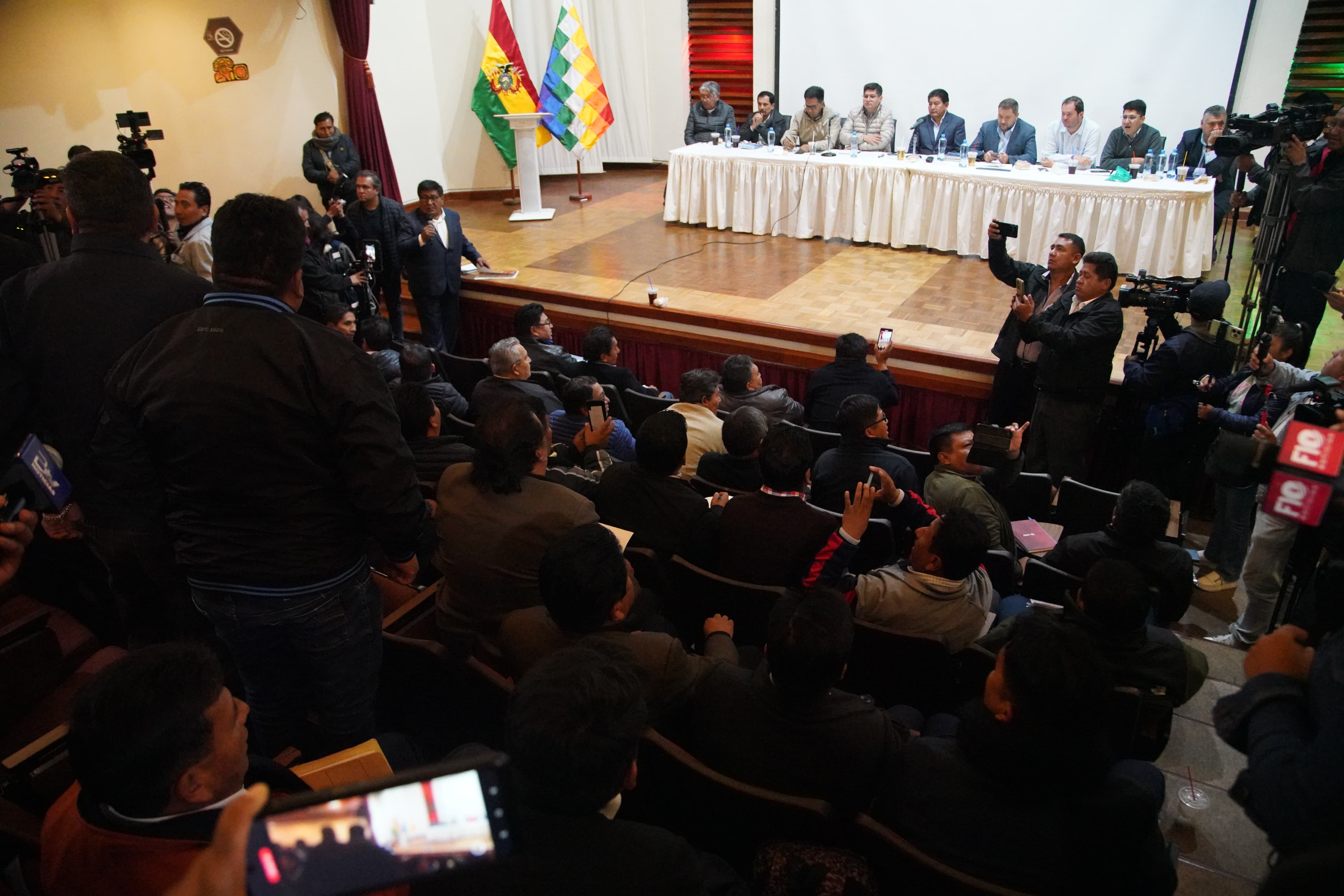 Gobierno y chóferes se reúnen en La Paz para entablar diálogo sobre combustibles y carreteras