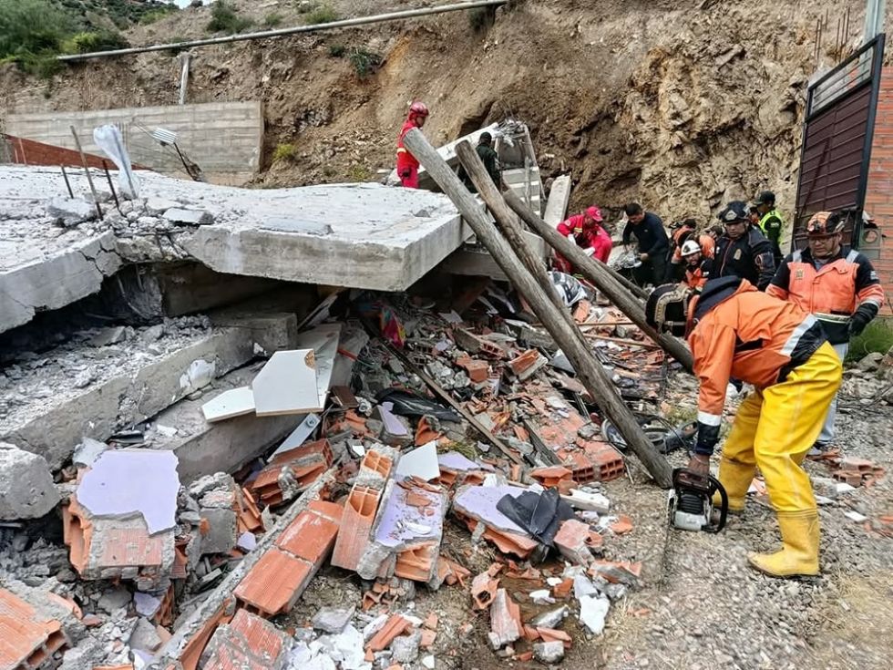 Rescatan a una mujer tras el colapso de una vivienda a causa de un deslizamiento en Sucre