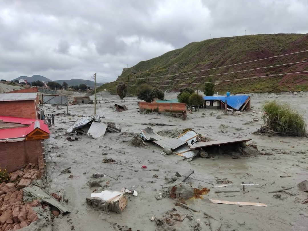 Comibol investiga causas del rebalse de la laguna El Kenko en Andavilque que dejó dos muertos y viviendas bajo el lodo