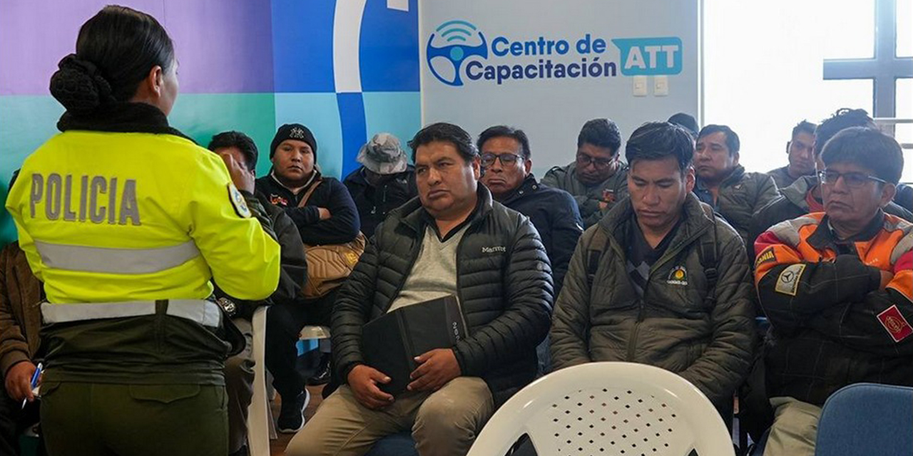 Gestionan cursos de manejo defensivo para mejorar la seguridad vial y reducir accidentes de tránsito 