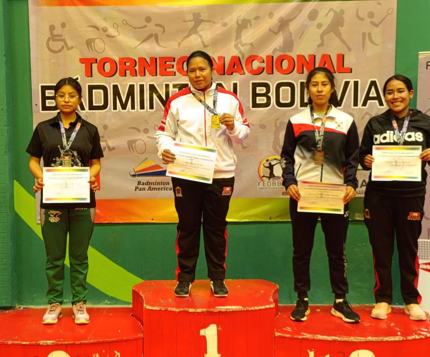 Becarias del Sueño Bicentenario: Verónica y Adriana brillan en el I torneo de bádminton