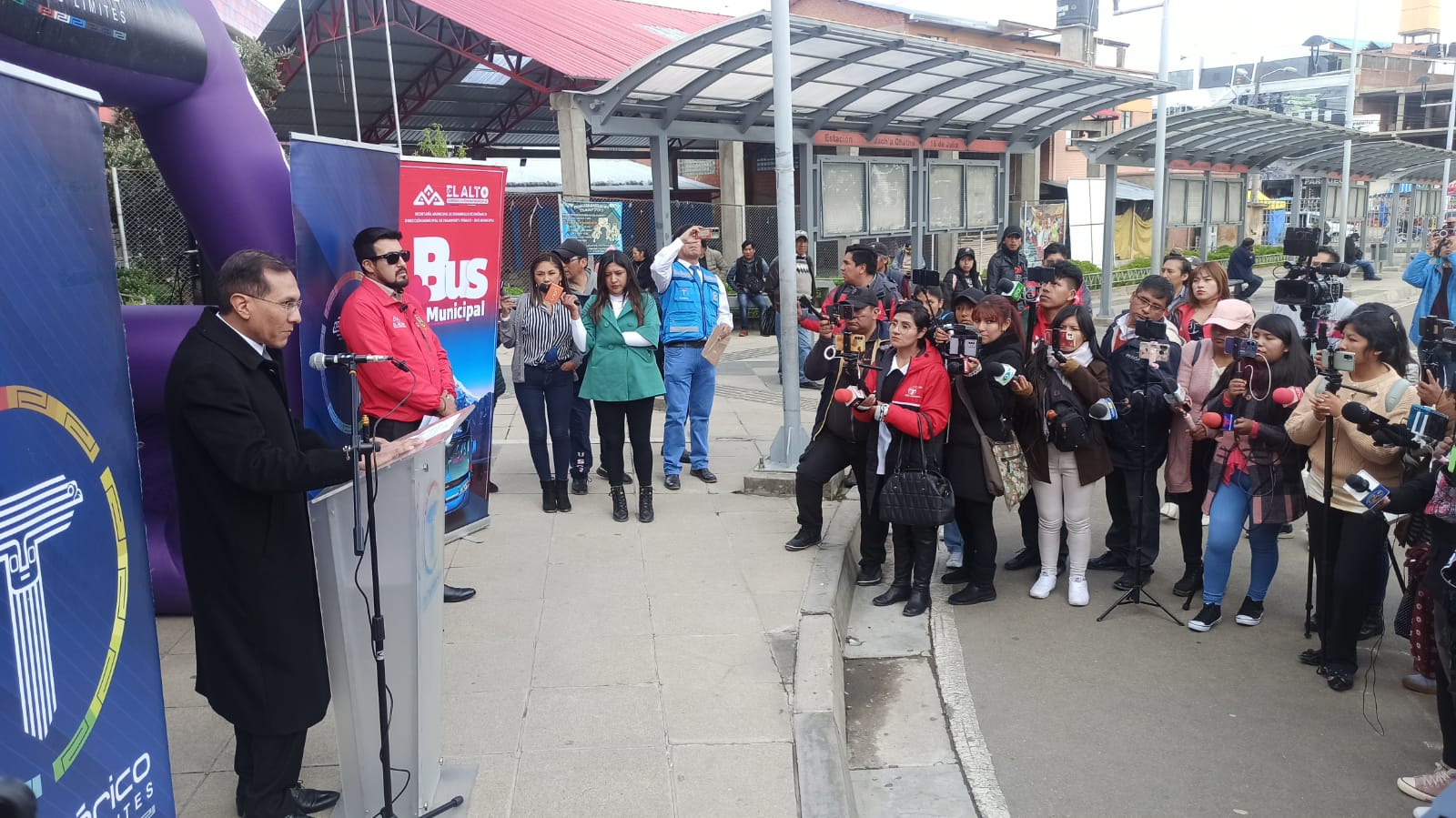 Alexander Ramírez, gerente Administrativo Financiero de Mi Teleférico, en conferencia de prensa. Foto: Mi Teleférico.