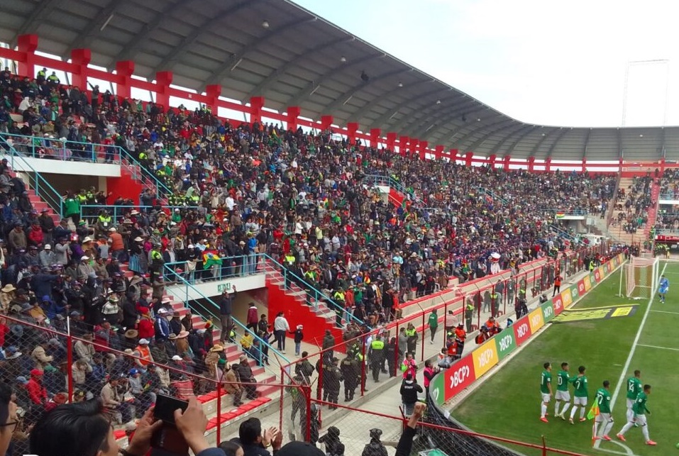 Disponen tolerancia laboral para quienes asistan al partido Bolivia y Uruguay el martes