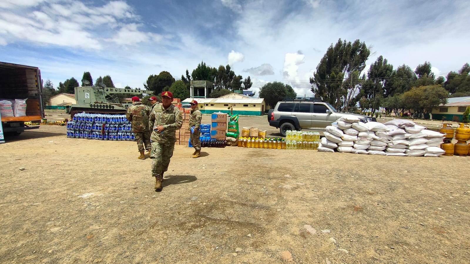 Entregan 5.000 litros de combustible, 118 garrafas y mercadería decomisada al contrabando