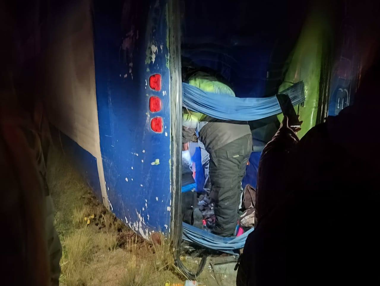 Ómnibus que sufrió el vuelco lateral tras el impacto con un camión, en la carretera La Paz - Oruro. Foto: RRSS