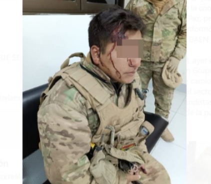 Contrabandistas impactan su vehículo contra motorizado militar, dejan heridos leves y de gravedad