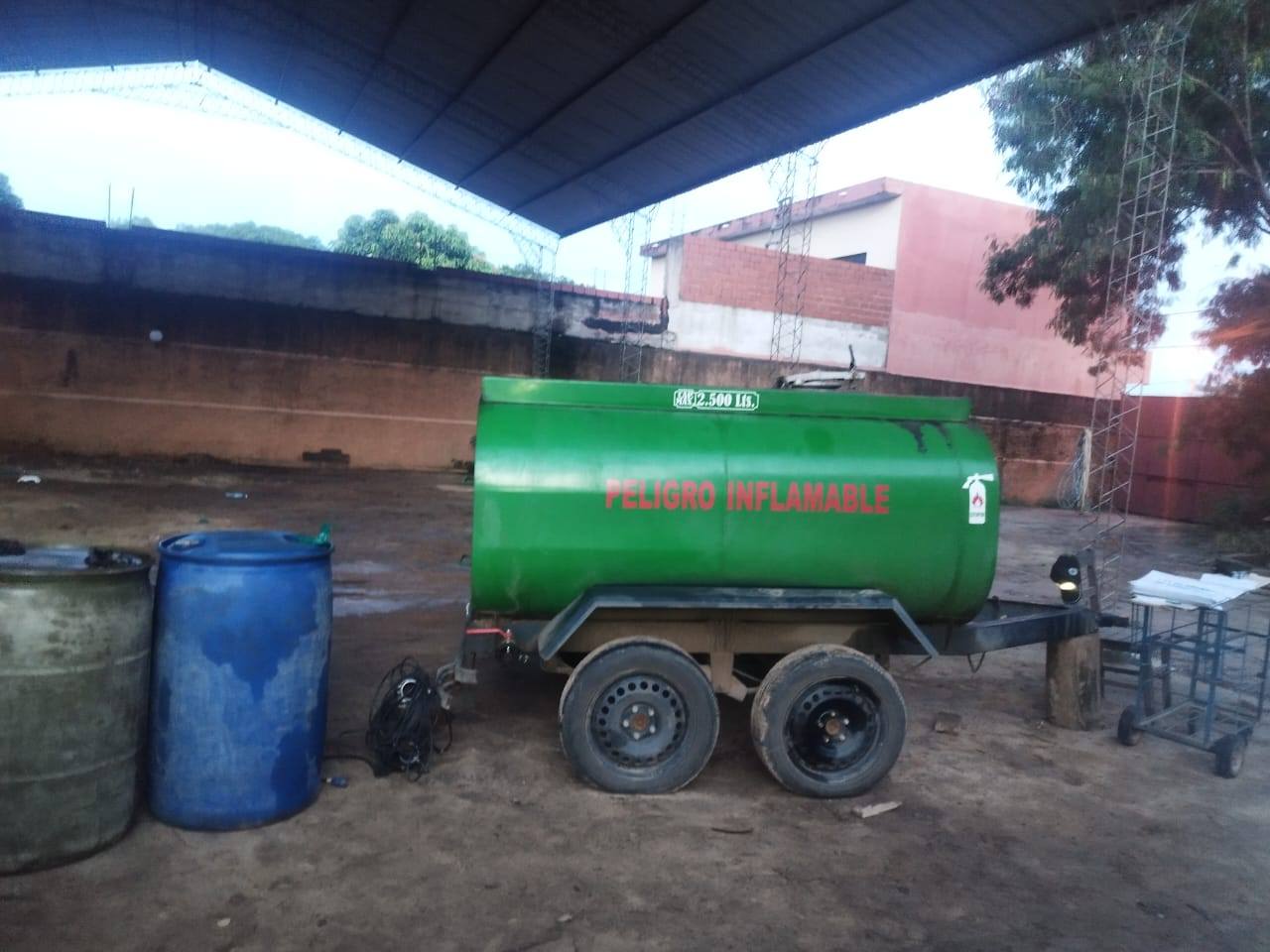 Allanan dos inmuebles en Santa Cruz y encuentran 7.700 litros de diésel y 2.000 litros de gasolina 