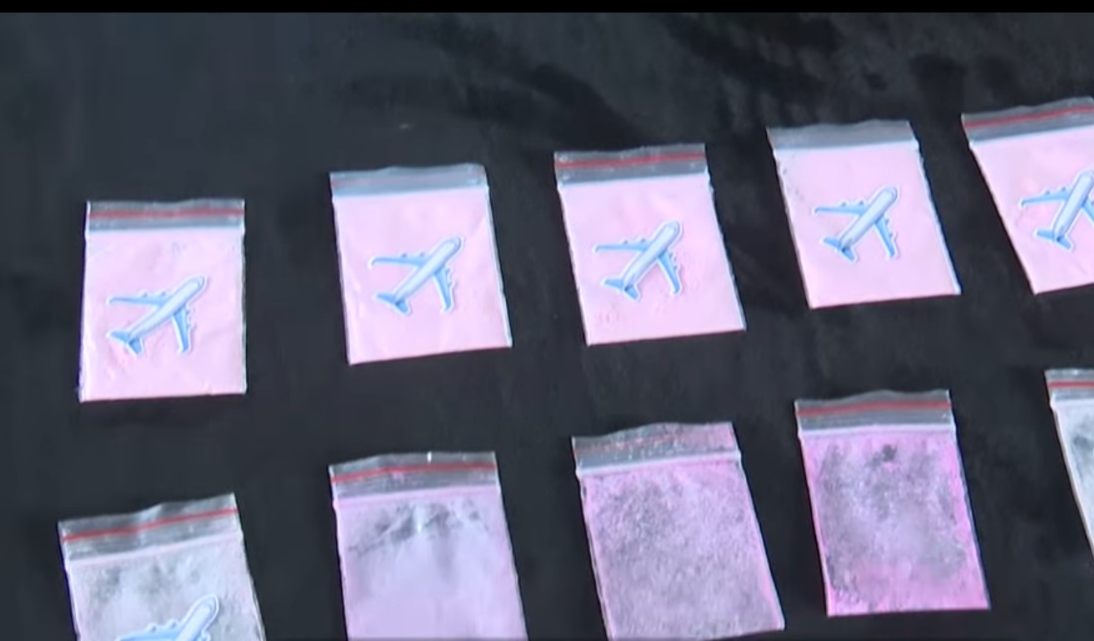 Sobres de ´Tusi´ incautados en el operativo de la Felcn Beni. Captura: Btv