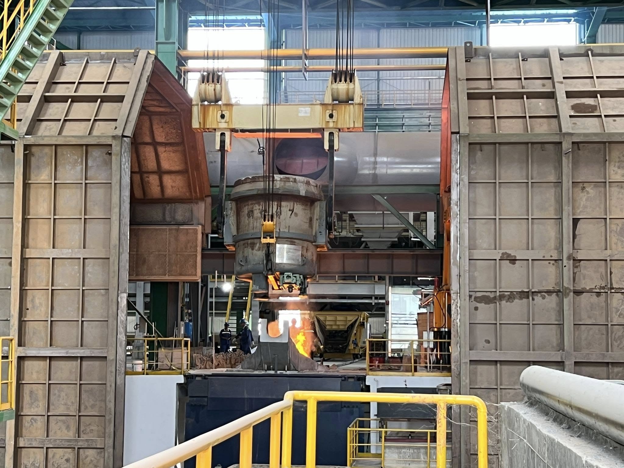 Complejo siderúrgico procesa palanquillas de acero, paso previo para obtener barras corrugadas y alambrón