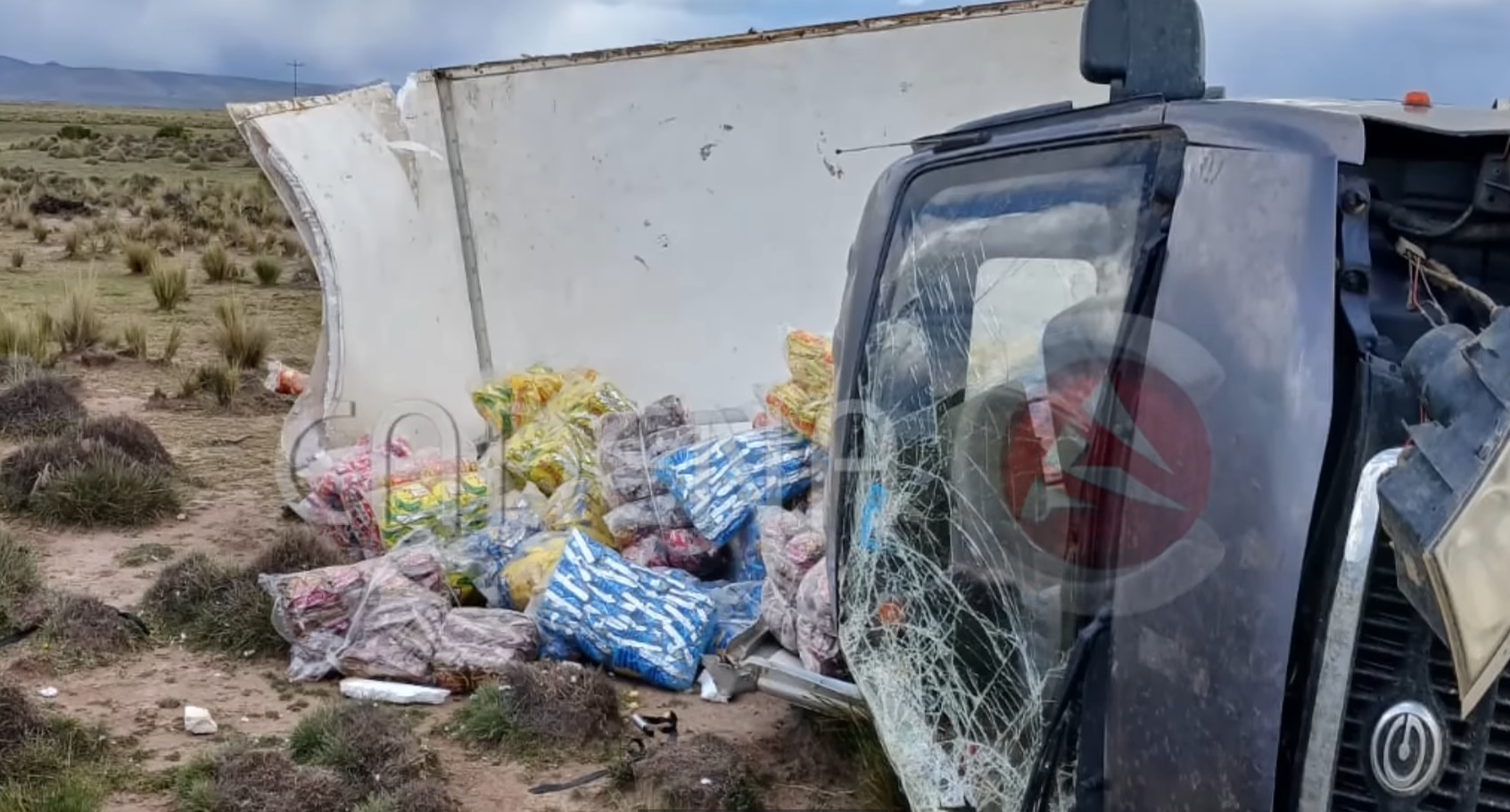 Vuelco de un camión frigorífico deja un fallecido y un herido en Santiago de Machaca