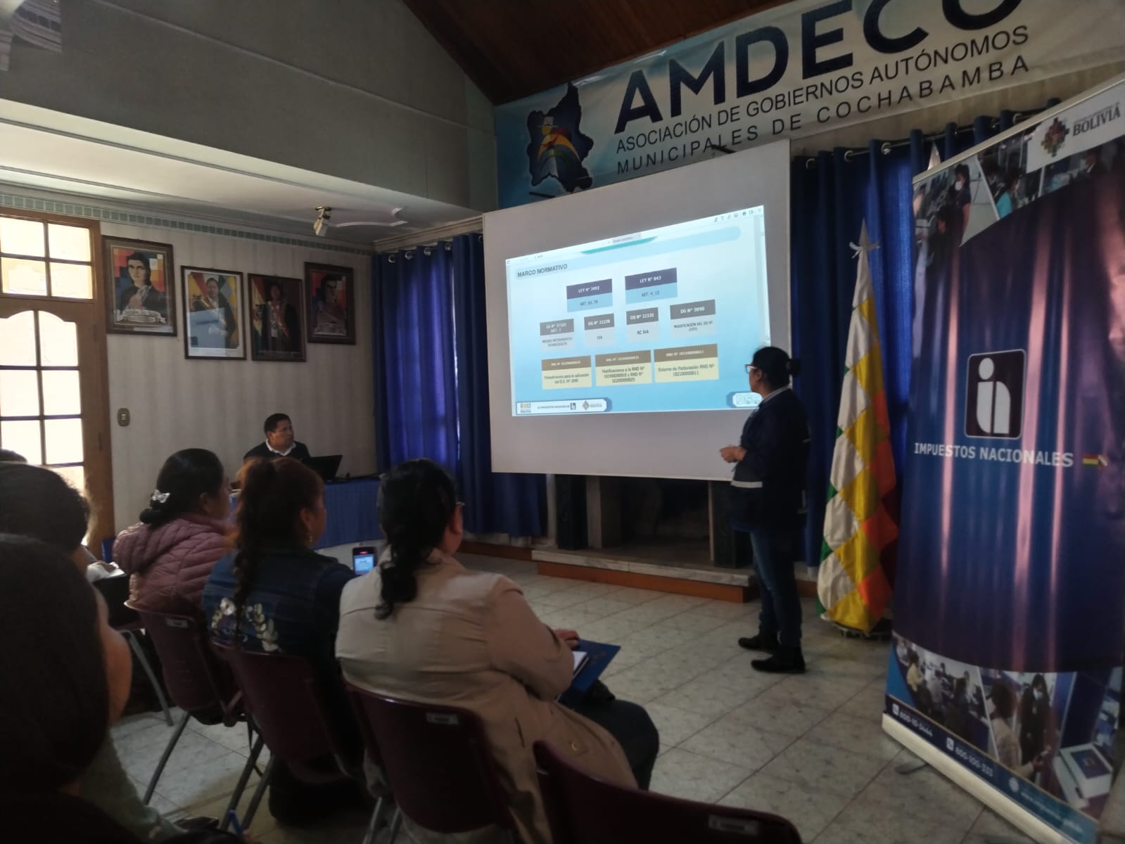 Impuestos capacita a técnicos y contadores de la Asociación de Gobiernos Municipales de Cochabamba 