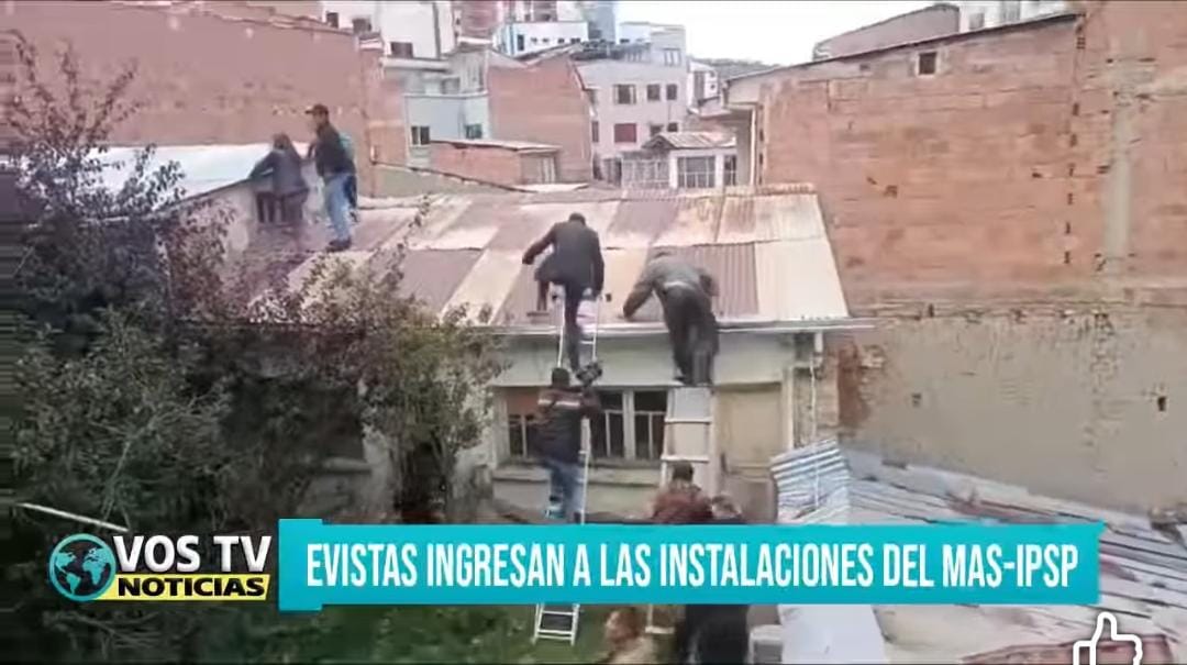 Grupos de choque “evistas” ingresan por las paredes y de forma violenta a sede nacional del MAS en La Paz