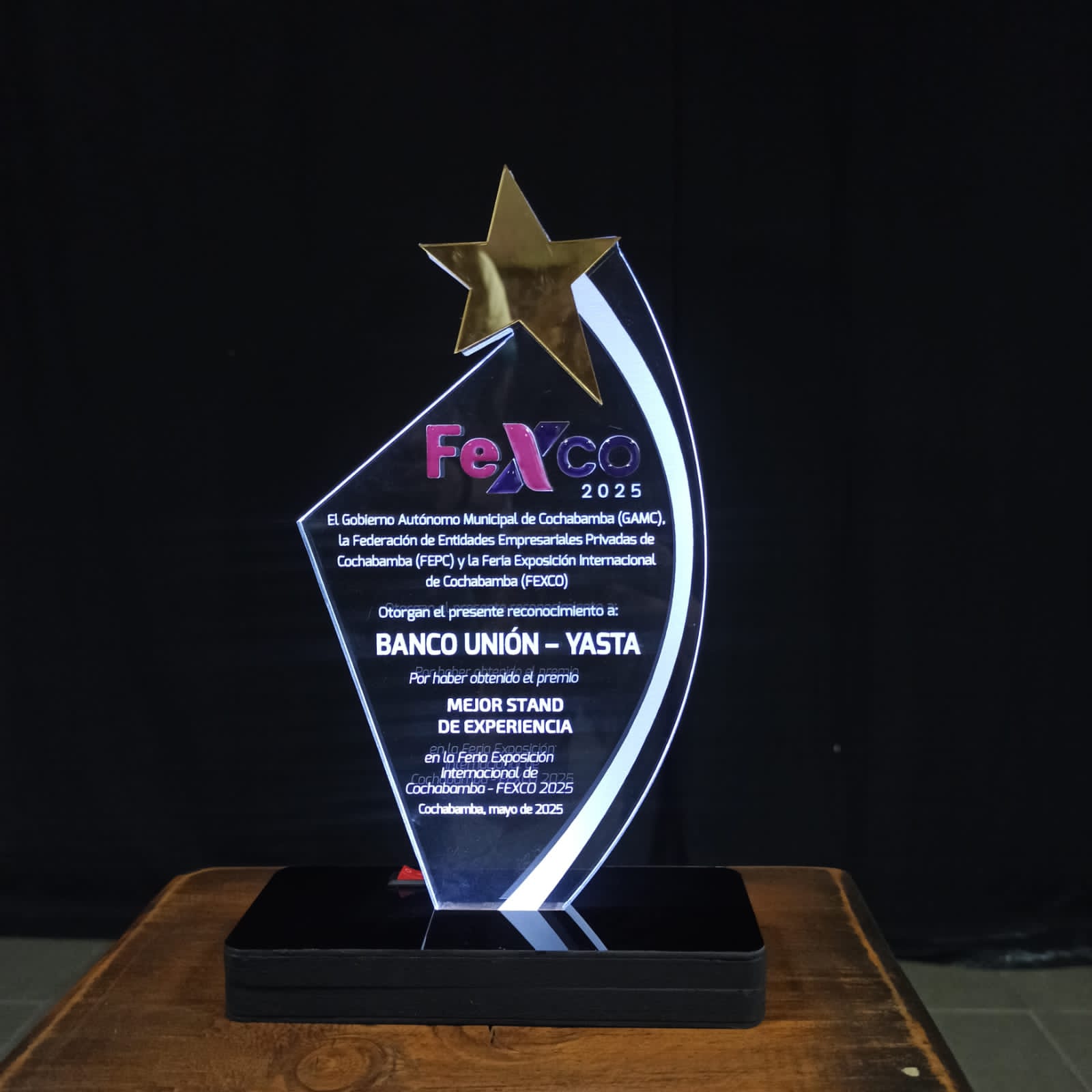 Banco Unión recibe premio al mejor stand y es reconocido como aliado de la Fexco 2025 de Cochabamba