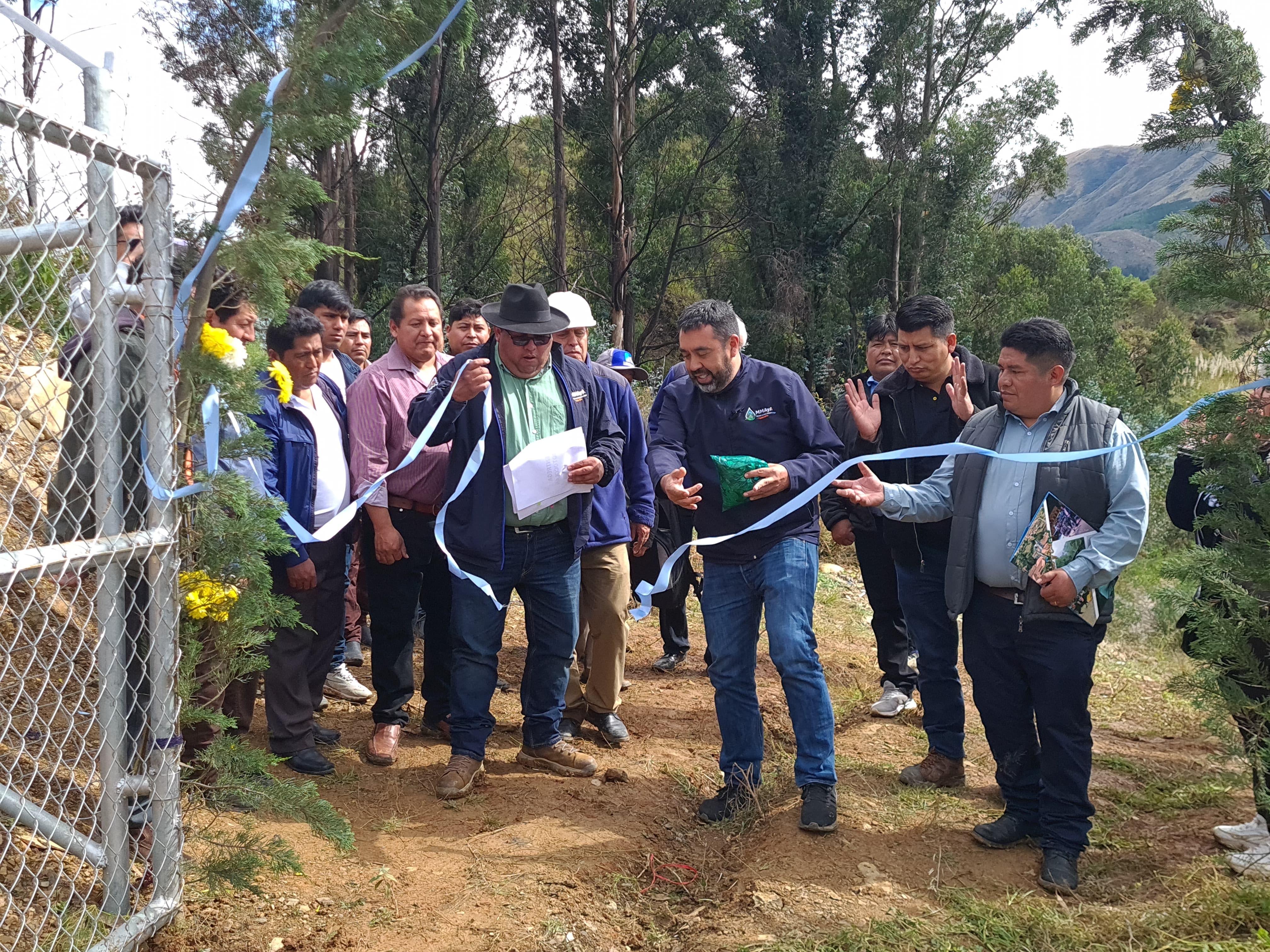 Gobierno garantiza servicios sanitarios a pobladores del sur de Cochabamba con maquinaria y proyectos