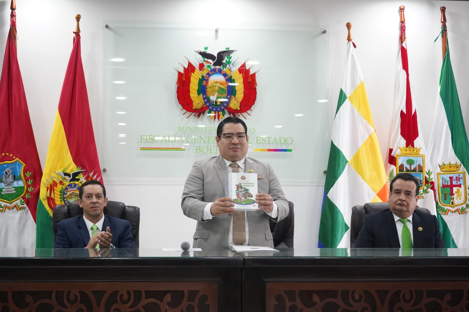 Fiscal General del Estado, Roger Mariaca, realizó la presentación del "Compendio Normativo 2025" del Ministerio Público. Foto: FGE