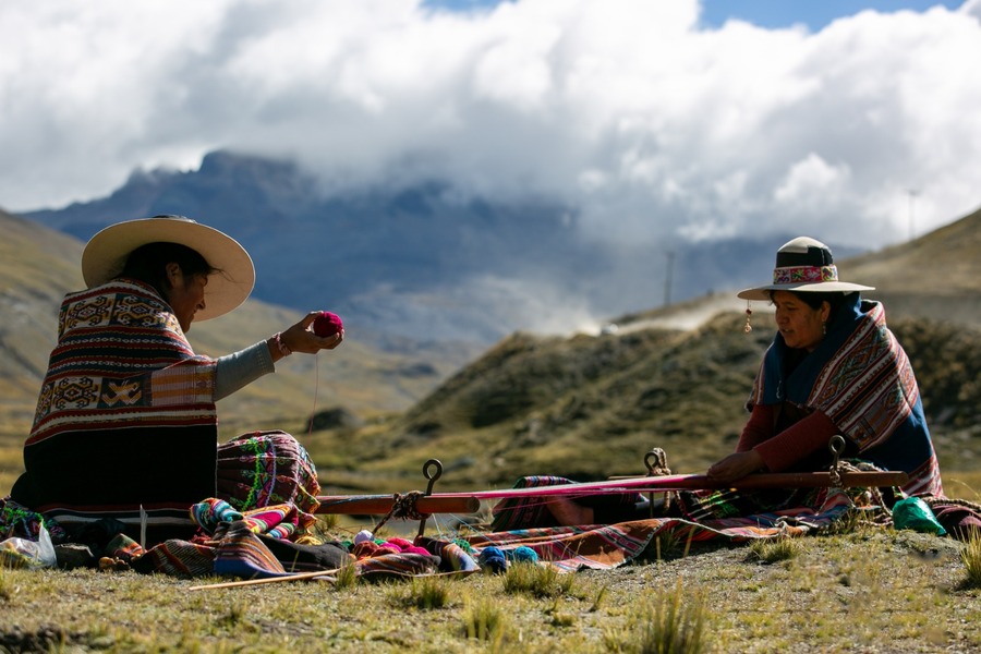 Exposición revela el poder ancestral del awayu y la llijlla