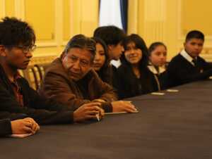 Choquehuanca apoya iniciativa de estudiantes de secundaria de rescatar danzas olvidadas