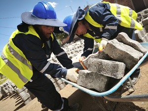 Mujeres trabajan en enlosetadados para empoderar al sector en la construcción 