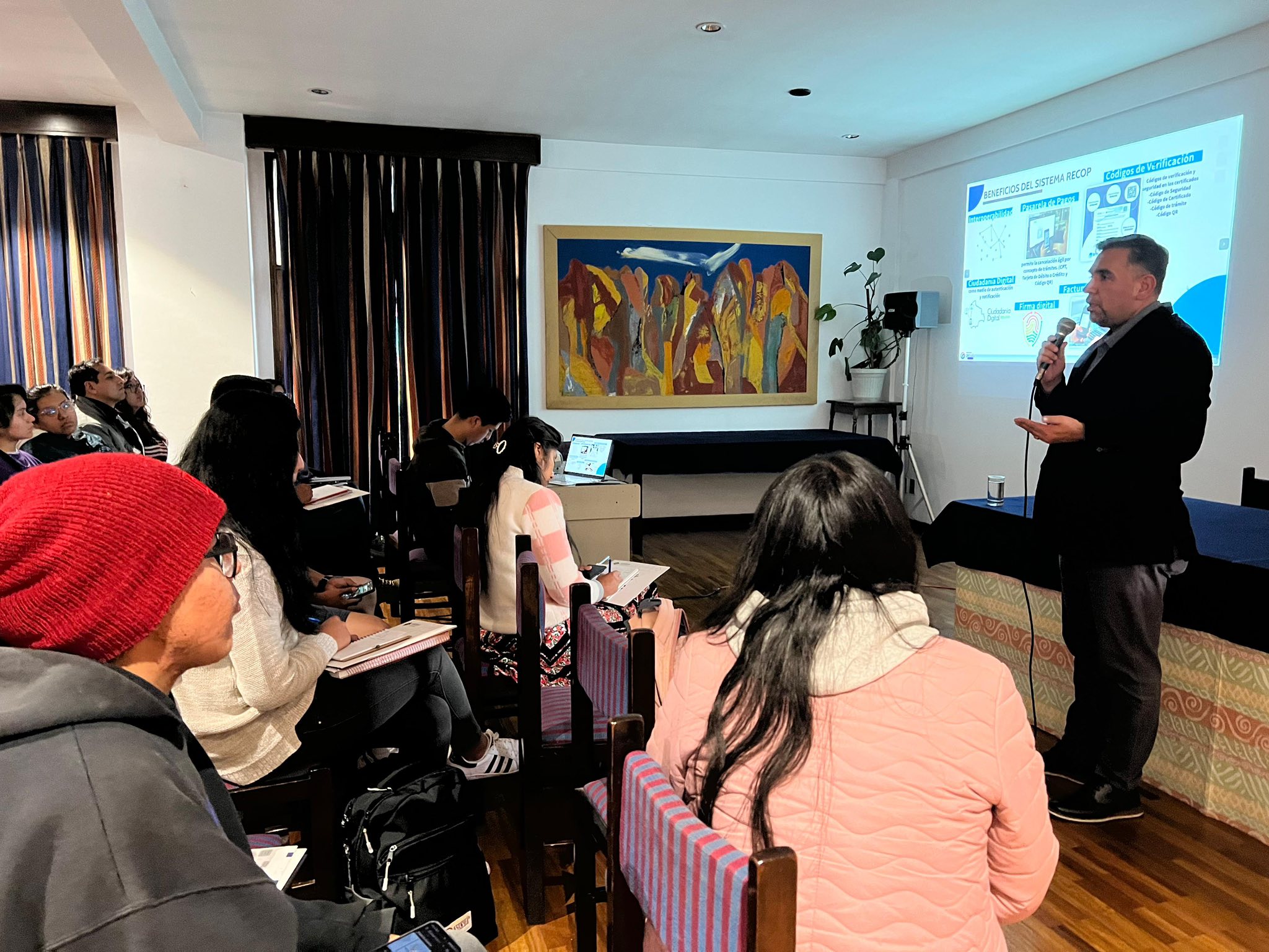 Jóvenes emprendedores reciben capacitación sobre formalización empresarial