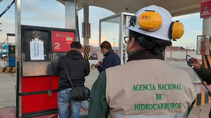 Intervienen estación de servicio en Cochabamba tras descubrirse carguíos ilegales de combustible