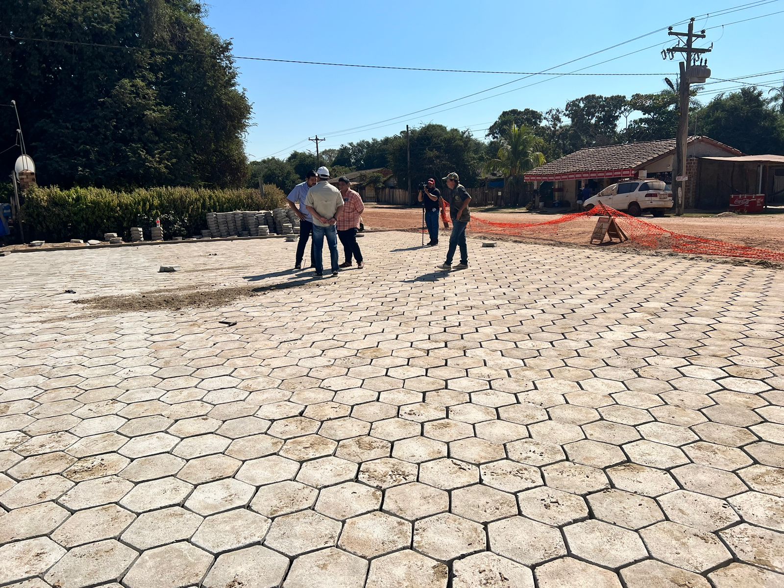 Mediante el programa Bol-34, se financian proyectos de enlosetados de calles en centros periurbanos. Foto: FPS