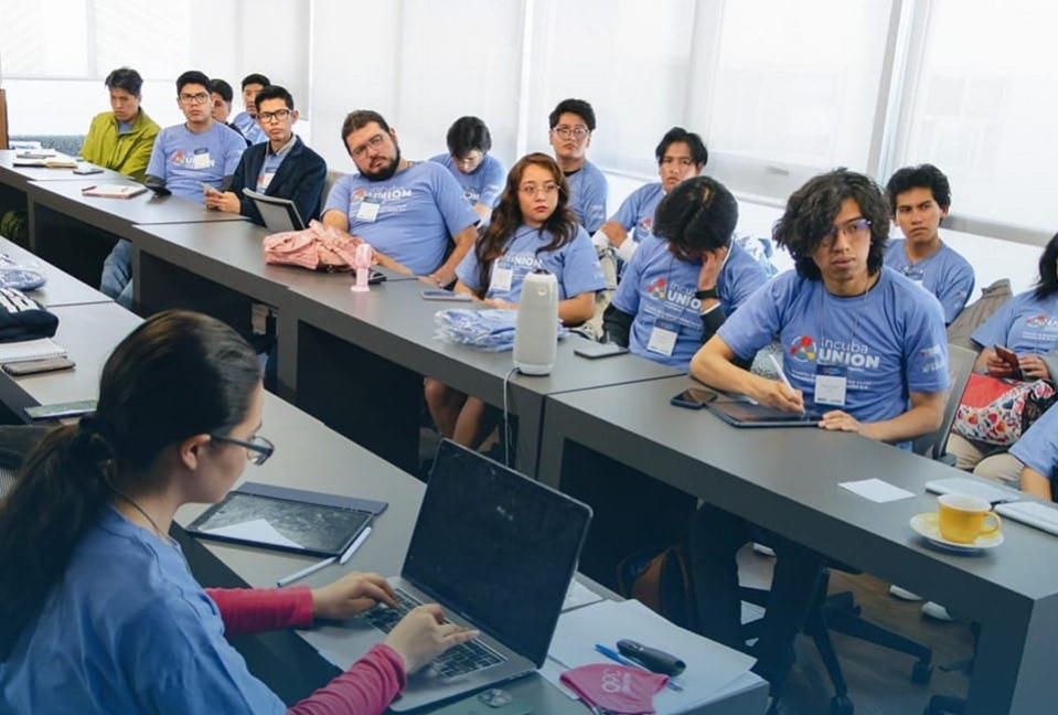 Parte de los jóvenes que participaron de la primera versión del "IncubaUnión Tecnológico". Foto: Banco Unión