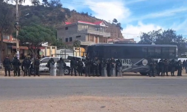Despliegan contingente policial para prevenir bloqueos ante marcha evista en Cochabamba