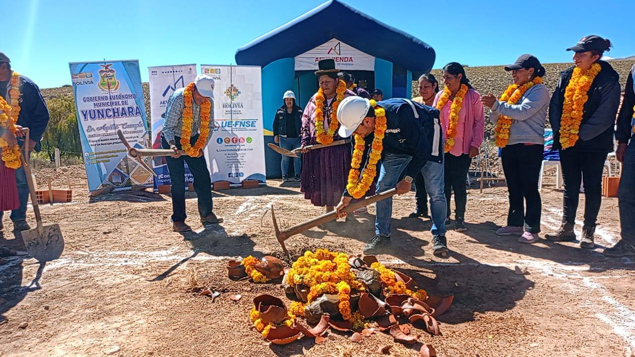 Colocado de la "piedra fundamental" para la construcción de las viviendas dignas para personas con discapacidad en Yunchará, Tarija. Foto: UE-FNSE