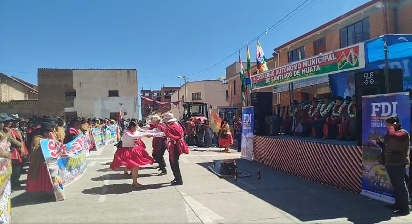 Acto de entrega de una retroexcabadora para la construcción de atajados en las 14 comunidades de Santiago de Huata, La Paz. Captura: FDI