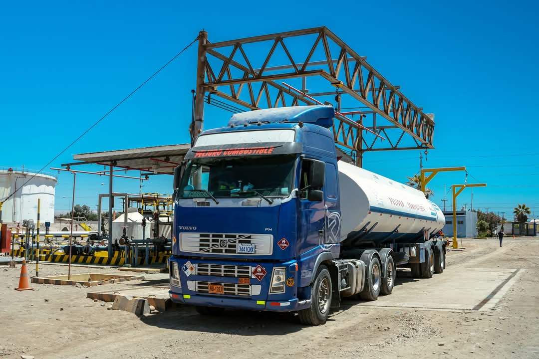 YPFB afirma que despachos de combustibles siguen con su programación y pide no impedir el paso de cisternas