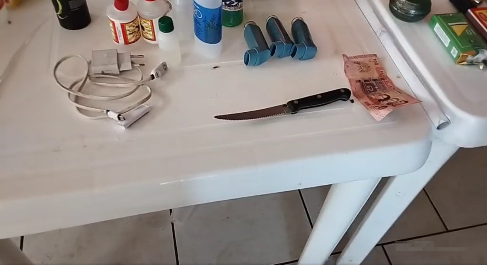 Arma blanca encontrada en requisa policial a bar clandestino en la Av. Panorámica de El Alto. Captura: El Alto es noticia