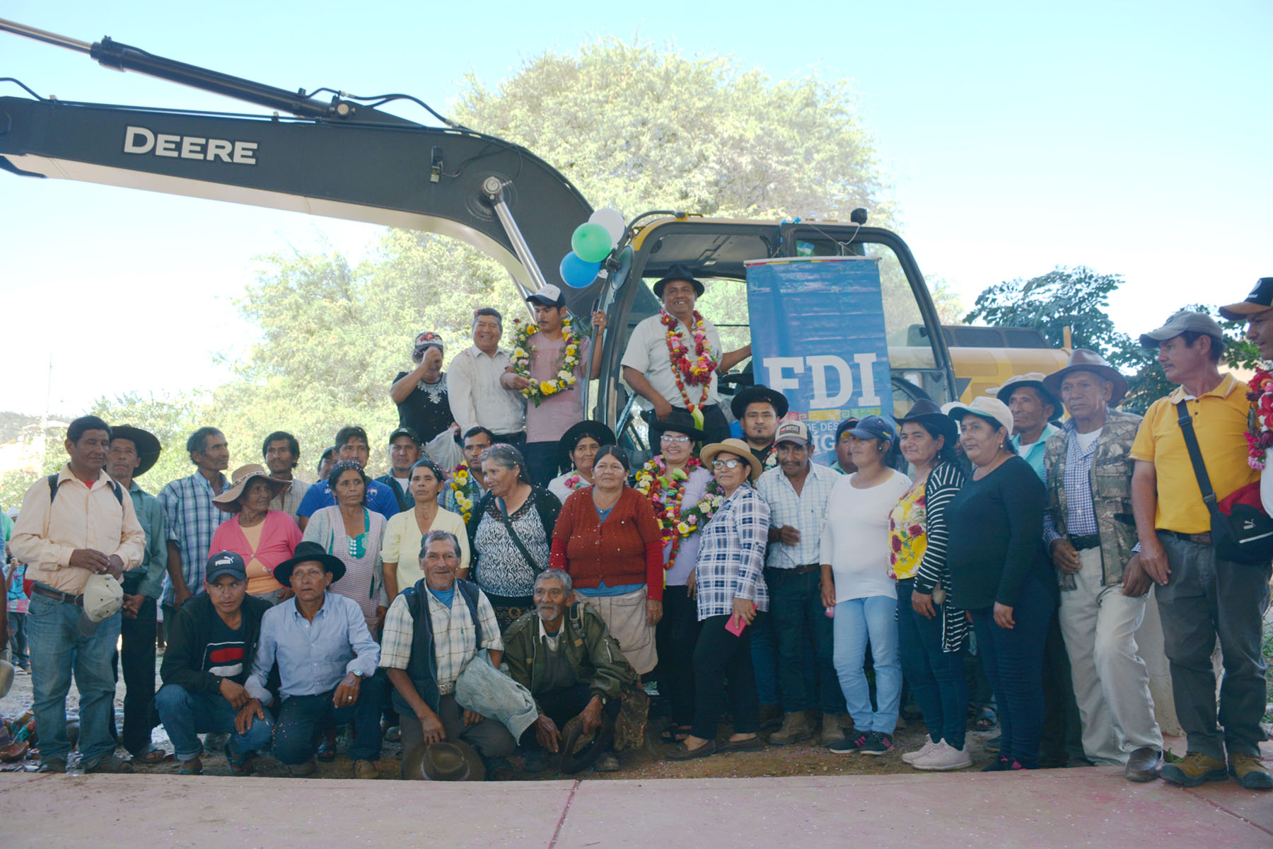 Gobierno entrega maquinaria para la construcción de atajados en la Sub Central Oconi del municipio de Saipina, Santa Cruz. Foto: FDI