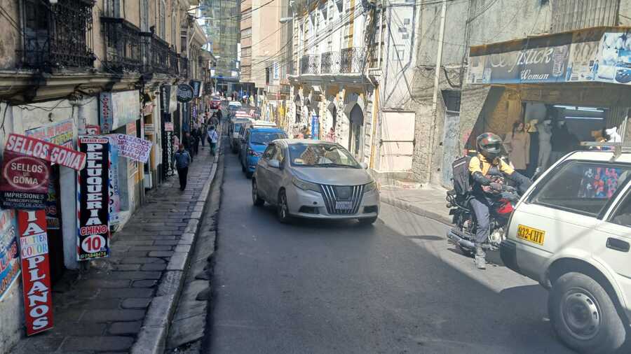 Por 20 días cierran una calle principal en el centro paceño para trabajos de alcantarillado 