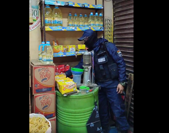 En un mercado de Oruro encuentran ocultos turriles y botellas de aceite para venderlo a mayor precio