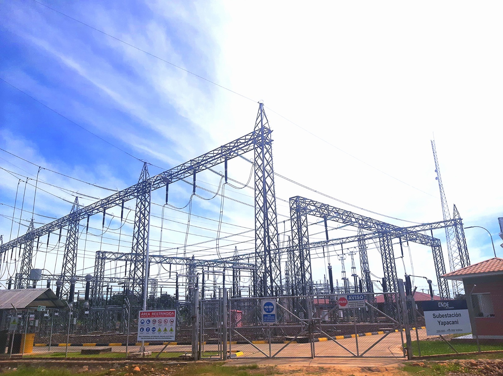 Efectúan mantenimiento en la subestación Yapacaní para fortalecer el sistema eléctrico boliviano