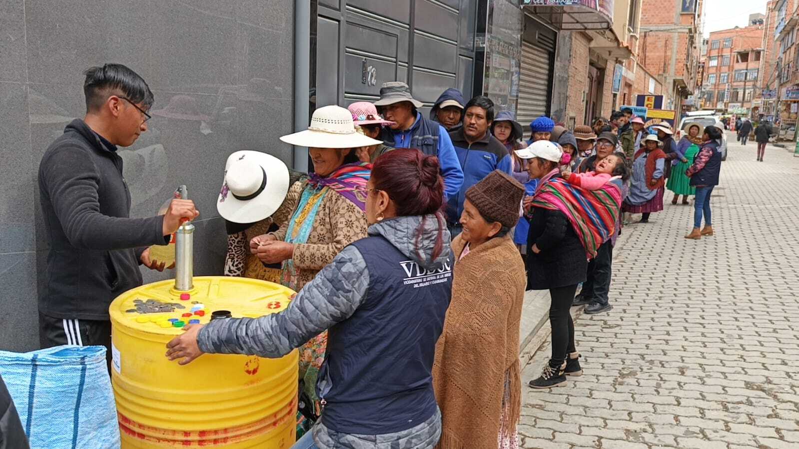 Comisan cajas y turriles de aceite ocultos en domicilios y mercados de El Alto y Sucre