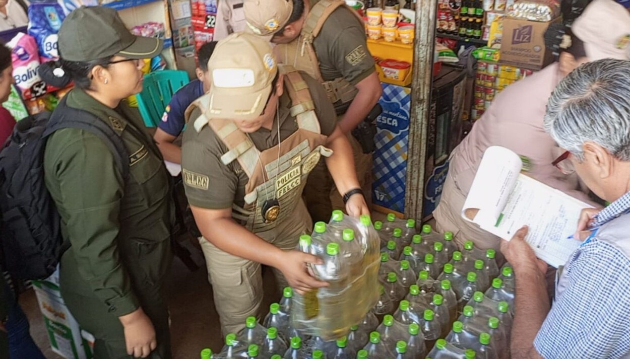 En un mercado en Santa Cruz descubren grandes cantidades de aceite sin registro sanitario 