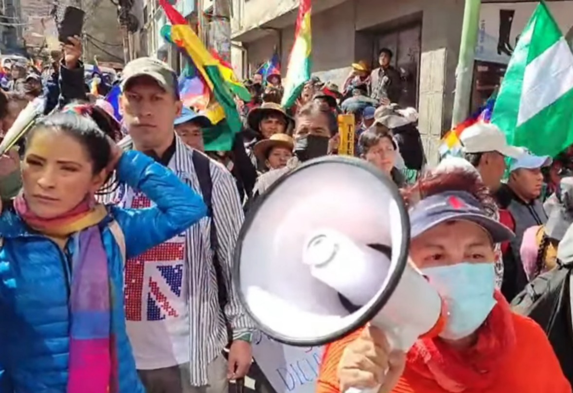 Policía dispersa marcha evista que intentó ingresar a plaza Murillo pese a restricciones