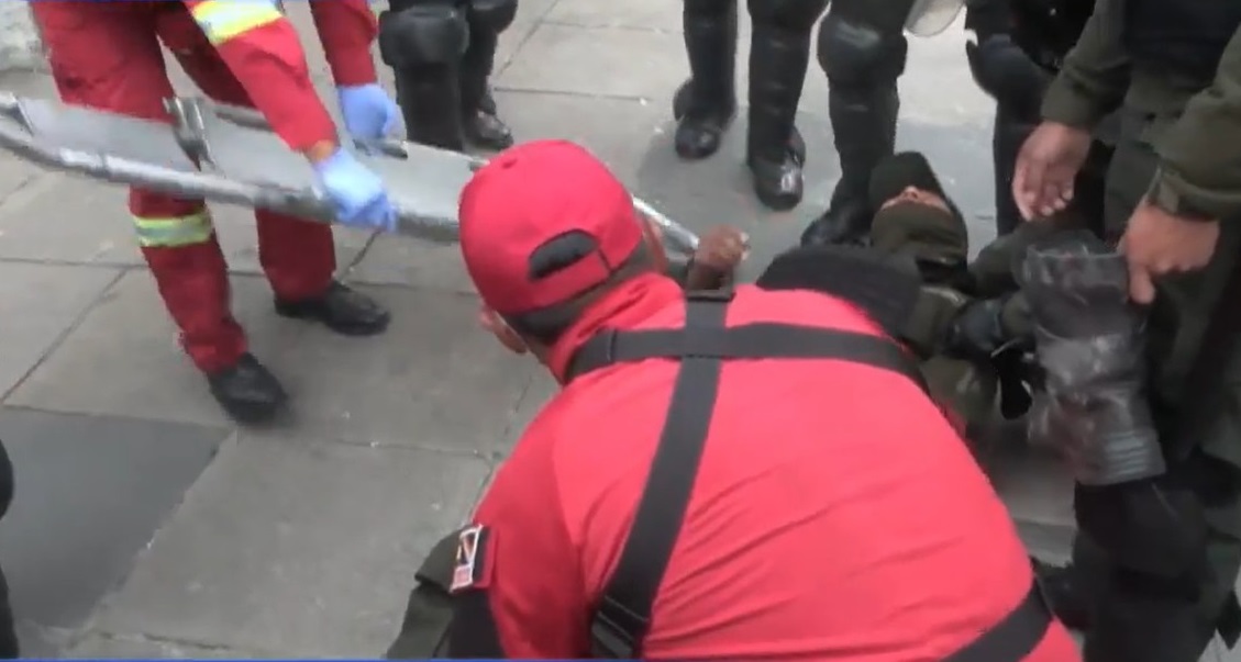 Movilización evista ataca con piedras y dinamita a policías, reportan dos heridos y al menos cuatro detenidos