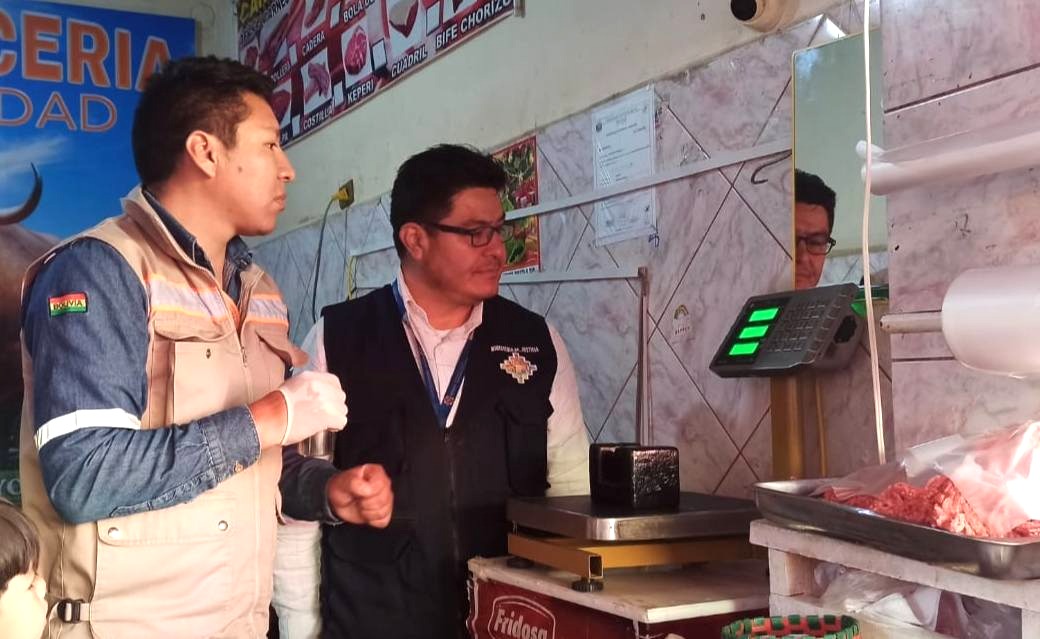 En mercados de Cochabamba encuentran balanzas adulteradas, vendedoras engañaban con el peso