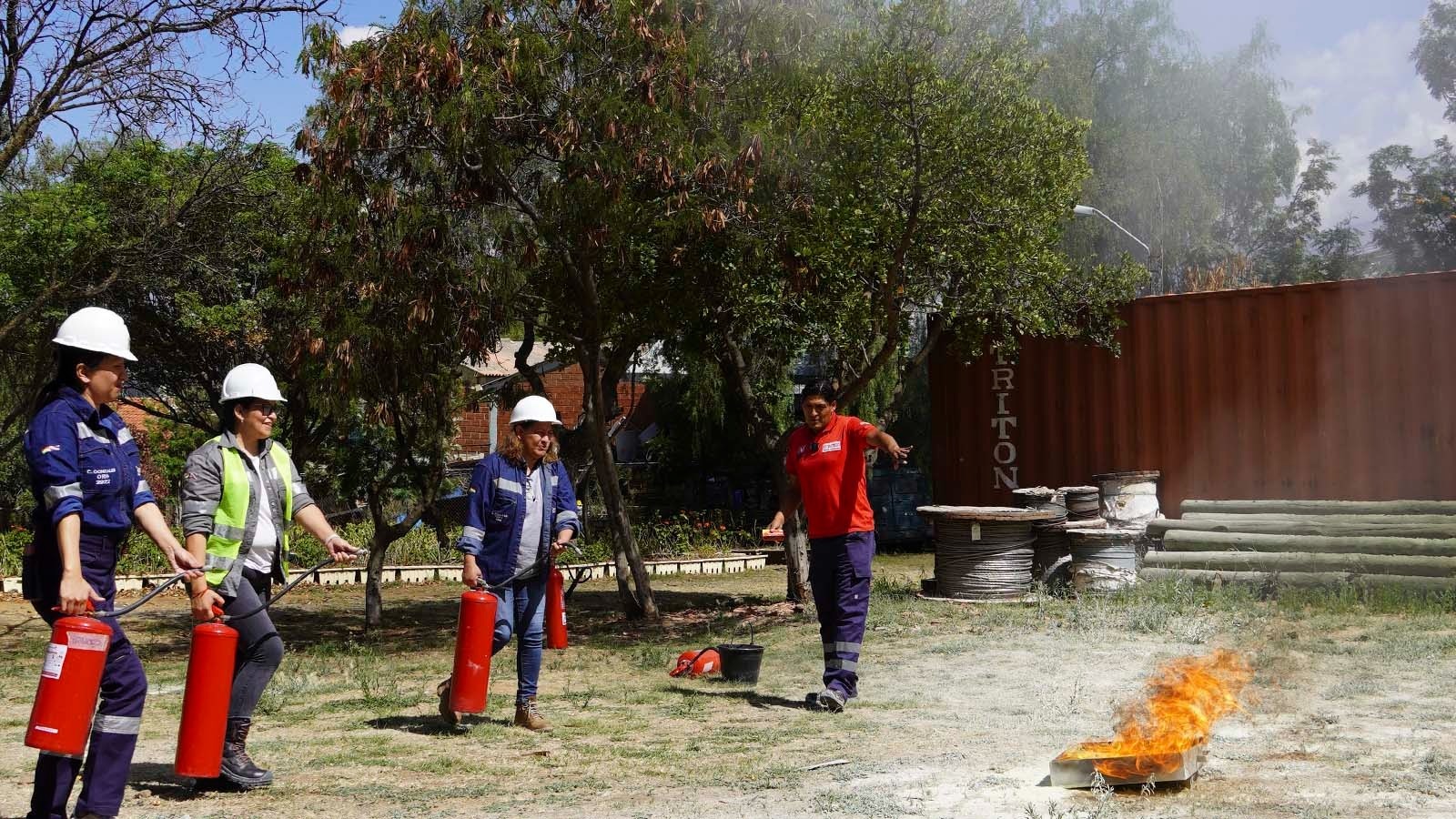 Personal del proyecto Hidroeléctrico Ivirizu se capacita en técnicas para el uso de extintores
