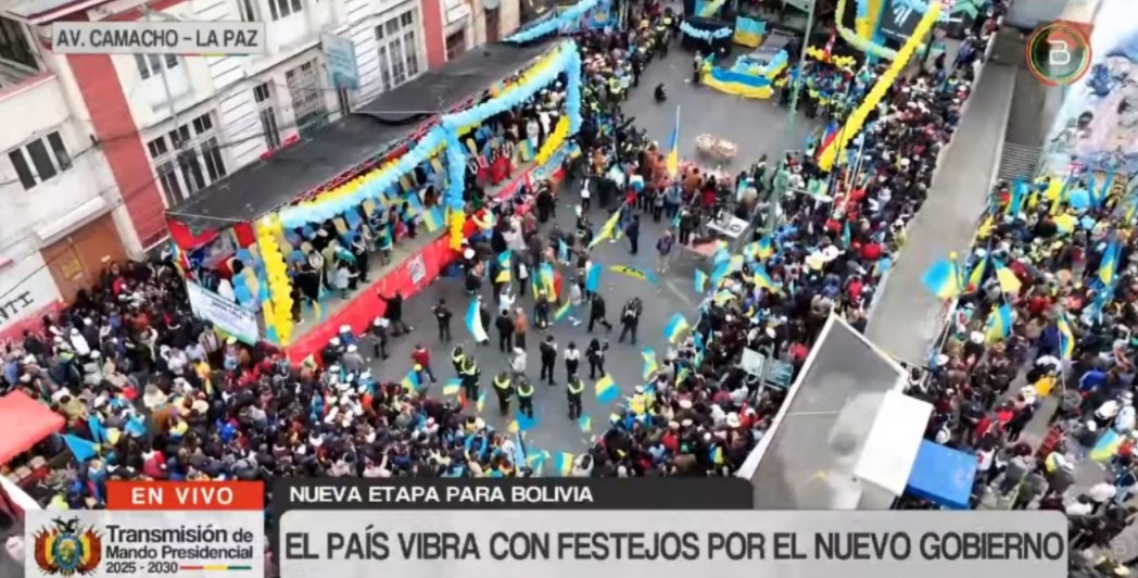 Ciudadanía festeja con música y danza la posesión de Paz y Lara en la plaza Camacho
