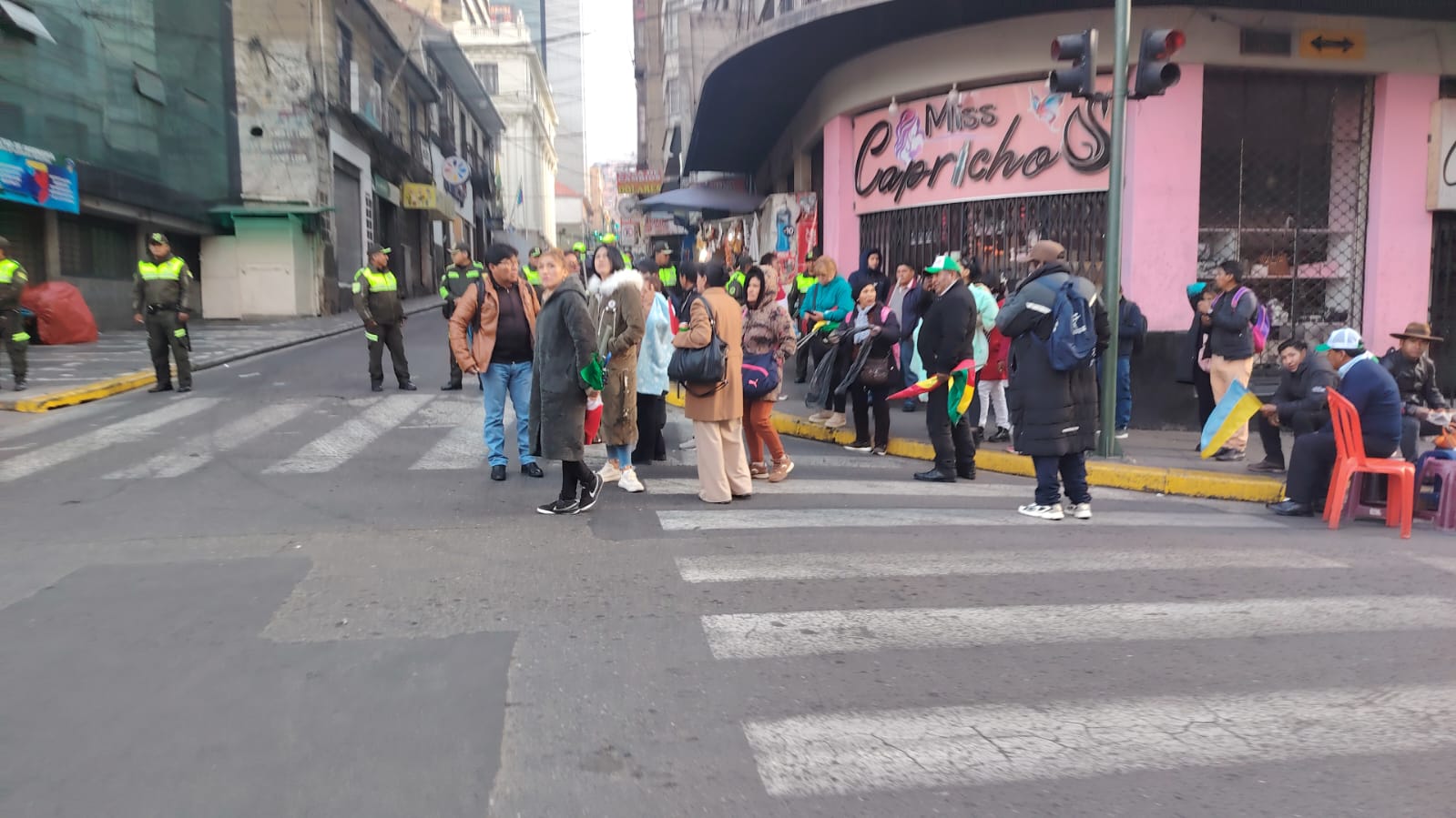La ciudadanía comienza a llegar a alrededores de plaza Murillo para el acto de investidura presidencial. Foto: RPOs.