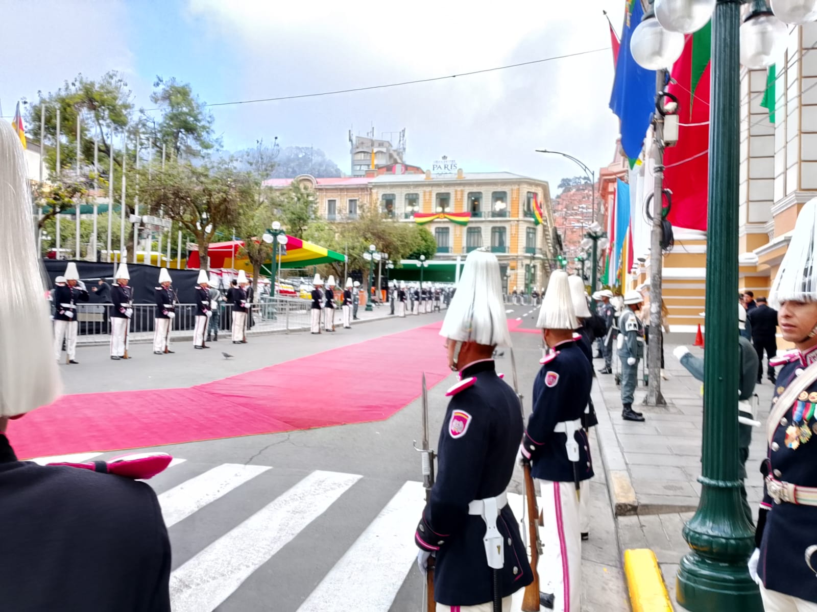 Paz y Lara recibirán la bendición de monseñor Juárez y saludarán a la ciudadanía que se dio cita en plaza Murillo