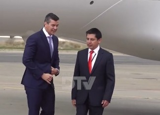 Presidente de Paraguay llega a La Paz para participar del acto de posesión de Rodrigo Paz
