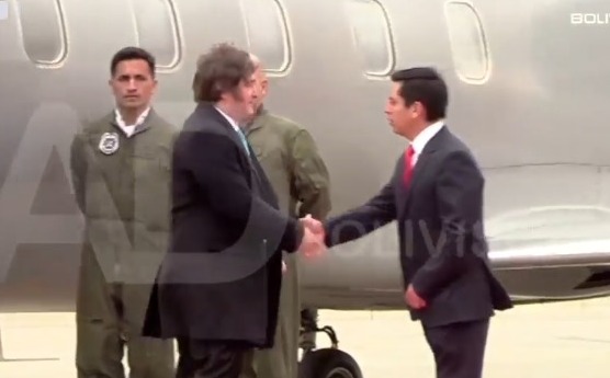 Presidente Javier Milei llega a La Paz para el acto de posesión de Rodrigo Paz