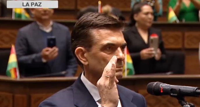 Un emocionado Rodrigo Paz Pereira jura como el presidente número 68 de la historia de Bolivia