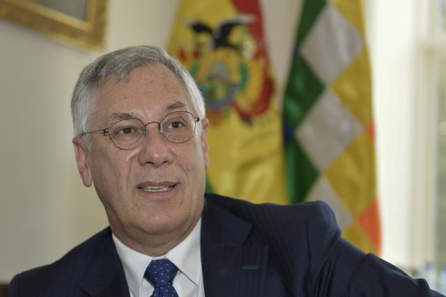 Expresidente Veltzé destaca la “fiesta democrática” durante la posesión de Paz y Lara