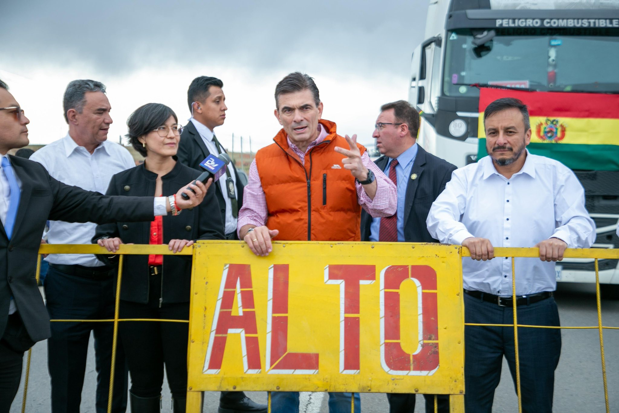 Combustibles garantizados, el gobierno de Paz subirá en 40% la oferta en el país para decir adiós a las filas